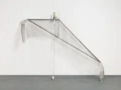 Mario Merz, Ohne Titel, 1966-79, Drahtgeflecht über Aluminiumträger mit Glasflasche, Metallklammern und Neonlicht