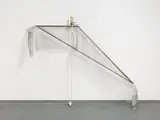Mario Merz, Ohne Titel, 1966-79, Drahtgeflecht über Aluminiumträger mit Glasflasche, Metallklammern und Neonlicht