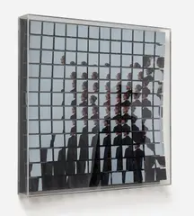 Adolf Luther, Ohne Titel (Spiegelobjekt), 1980, 144 quadratische Spiegel auf konkav gewölbter Plexiglasplatte, auf schwarz gefasster Holzrückwand. In Plexiglaskasten