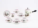 Meissen, Schokoladenservice mit außergewöhnlichen Landschaften und Rokokopaaren, Um 1760, Porzellan, farbig dekoriert. Kanne mit Holzgriff