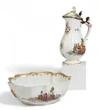 Meissen, Lavabo-Garnitur mit Szenen nach Teniers, Um 1750, Porzellan, farbig und gold dekoriert. Die Kanne mit scharnierter Deckelmontierung in Silber vergoldet