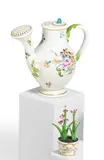 Kleine Gießkanne und Miniatur Blumentopf mit blühender Pflanze by Meissen, Um 1750/ 60, Porzellan, farbig und Gold dekoriert, sold May 2025