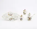 Doppeltrembleuse mit zwei Deckeltassen und Schokoladenkännchen mit Vogeldekor by Meissen, Um 1750, Porzellan, reliefiert, farbig staffiert, gold dekoriert, sold May 2025