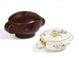 Meissen, Kleine Deckelterrine mit feinen Blumen in Reisefutteral, Um 1750, Porzellan, farbig staffiert, gold reliefiert. Lederetui