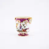 Meissen, Kleiner Cachepot mit  Vogelmotiven und purpurfarbenem Schuppendekor, Um 1780, Porzellan, reliefiert, farbig staffiert, gold dekoriert