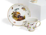 Doppelhenkeltasse &amp; Unterschale mit Blumen und Vögeln by Meissen, Um 1740, Porzellan, farbig und sparsam gold dekoriert, sold May 2025