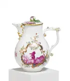 Kaffeekanne mit feinsten Darstellungen in Purpurcamaieu by Meissen, Um 1765, Porzellan, farbig, purpurn und gold dekoriert, sold May 2025