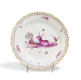 Teller mit Fabeltier in Purpurcamaieu by Meissen, Um 1730/40, Porzellan, farbig staffiert, gold dekoriert, sold May 2025