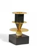 Ettore Sottsass, Vasenobjekt 'Ombrello di Buddha' aus der Serie 'Bharata', Entwurf 1988, Schwarzer Marmor, Onyx, vergoldetes und versilbertes Messing, schwarz lackiertes Metallgitter