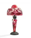 Tischleuchte mit Magnolienzweigen by Cristallerie Daum, Um 1906, Farbloses Glas mit milchig weißen, fuchsia und gelben Pulvereinschmelzungen, sold May 2025