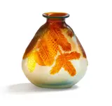 Vase mit Fichtenzweigen by Émile Gallé, 1908-14, Farbloses Glas, im unteren Bereich hellblau hinterfangen, bernsteinfarbener Überfang, sold May 2025