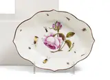 Passiges Schälchen mit Rose und ombrierten Insekten by Meissen, Um 1735, Porzellan, farbig dekoriert. Braune Randlinie, sold May 2025