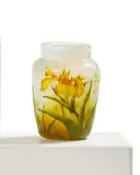 Cristallerie Daum, Miniaturvase mit gelben Iris