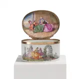 Ovale Tabatiere mit feinen Watteauszenen und Spielszene by Meissen, 1765-70, Porzellan, farbig dekoriert. Feuervergoldete Kupfermontierung, sold May 2025