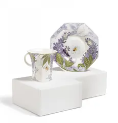 Rozenburg, Tasse und Untertasse mit Spinne und violettem Flieder, 1906, Eierschalenporzellan mit polychromem Dekor