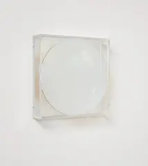 Adolf Luther, Ohne Titel, 1976, Halbtransparenter Konvexspiegel über Spiegel in Plexiglaskasten