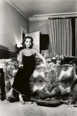 Helmut Newton, Portrait of Romy Schneider at Home, Paris, 1974, Gelatinesilberabzug, vermutlich aus den frühen 1990er Jahren