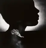 F.C. Gundlach, Die Brosche (Platin mit Perlen), 1972, Gelatinesilberabzug auf Agfa von 1989