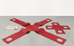Franz Erhard Walther, "Politisches Objekt" (Kreuz Verbindungsform), 1967, 2 Stoffkreuze aus weinrotem Baumwollstoff, mit ovalen Ausschnitten. Bezug aus Nesselstoff