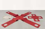 Franz Erhard Walther, "Politisches Objekt" (Kreuz Verbindungsform), 1967, 2 Stoffkreuze aus weinrotem Baumwollstoff, mit ovalen Ausschnitten. Bezug aus Nesselstoff