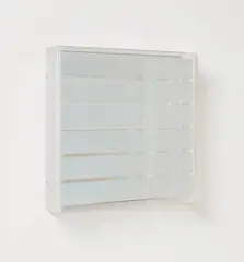 Adolf Luther, Ohne Titel, 1983, 6 semitransparente konkave Spiegelstreifen vor Spiegel. In Plexiglaskasten