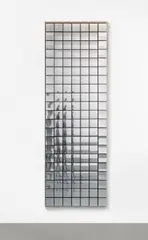 Adolf Luther, Ohne Titel (Spiegelobjekt), 1989, 140 quadratische Spiegel, konkav und konvex gewölbt, auf schwarz gefasster Holzrückwand. In Plexiglaskasten
