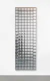 Adolf Luther, Ohne Titel (Spiegelobjekt), 1989, 140 quadratische Spiegel, konkav und konvex gewölbt, auf schwarz gefasster Holzrückwand. In Plexiglaskasten