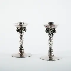 Paar Leuchter mit Traubenzier by Georg Jensen, Silber, sold Nov 2025