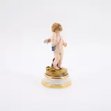 Meissen, Amor, hinter dem Ohr kratzend, Vor 1924, Porzellan, polychrom und gold staffiert