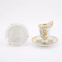 Gedenktasse der Völkerschlacht bei Leipzig mit passender Untertasse by Kpm, Um 1815-1820, Porzellan, teilweise chamoisfarbener Fond, polychromer Aufglasurdekor, Vergoldung, sold Nov 2025