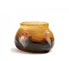 Émile Gallé, Vase mit Seerosen in Marqueterie-sur-verre-Technik, Um 1898/1900, Dickwandiges, mehrfach überfangenes farbloses Glas mit bunten Ein- und Auflagen