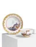 Meissen, Koppchen mit Unterschale mit umlaufender Küstenlandschaft und Schiffsunglück, Um 1735/1740, Porzellan, polychrom und gold staffiert