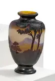 Émile Gallé, Vase 'Paysage alpin', Um 1904/1906, Farbloses Glas, grüne Pulvereinschmelzungen, violetter und bernsteinfarbener Überfang