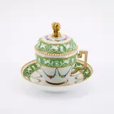 Meissen, Empire-Bouillontasse mit Untertasse, Um 1800, Porzellan, apfelgrüner Fond, polychrom und gold staffiert