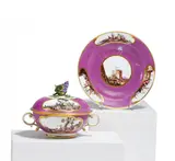 Meissen, Purpurfond Deckelterrine auf Présentoire mit Kauffahrteiszenen, Um 1735/1740, Porzellan, purpurfarbener Fond, polychrom und gold staffiert