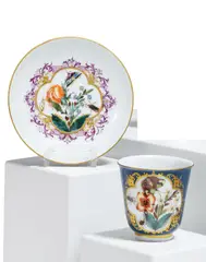 Bechertasse mit Untertasse mit Blumen und ombrierten Insekten by Meissen, Um 1740, Porzellan, dunkelblauer Fond, polychrom und gold staffiert, sold Nov 2025