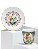 Meissen, Bechertasse mit Untertasse mit Blumen und ombrierten Insekten, Um 1740, Porzellan, dunkelblauer Fond, polychrom und gold staffiert