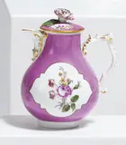 Meissen, Purpurfond Kännchen mit Blumenmalerei, Um 1740/1745, Porzellan, purpurfarbener Fond, polychrom und gold staffiert