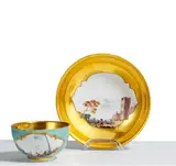 Meissen, Reich vergoldetes Türkisfond Koppchen mit Unterschale mit Kauffahrteiszenen, Um 1735, Porzellan, polychrom und reich gold staffiert