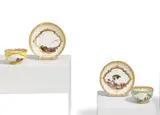 Meissen, Zwei Koppchen und Unterschalen mit Kauffahrteiszenen, Um 1740, Porzellan, Türkis- und Gelbfond, polychrom und gold staffiert