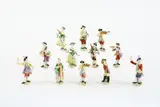 Meissen, Folge von zwölf Figuren aus der 'Galanten Kapelle', 2. Hälfte 20. Jh, Porzellan, polychrom und gold staffiert