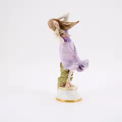 Mädchen im Wind by Meissen, 1. Häfte 20. Jh, Porzellan, polychrom und gold staffiert, sold Nov 2025