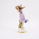 Meissen, Mädchen im Wind, 1. Häfte 20. Jh, Porzellan, polychrom und gold staffiert