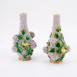 Meissen, Zwei kleine Schneeballvasen mit Vögeln, Vor 1924, Porzellan, polychrom staffiert, Goldränder
