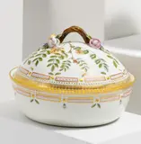Royal Copenhagen, Große runde Deckelterrine 'Flora Danica', 1969-1974, Porzellan, polychrom und gold staffiert