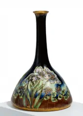 Amphora-Werke. Riessner, Enghalsvase mit Blumendekor, Um 1900, Edelsteinporzellan, farbige Unterglasurbemalung, Reliefgoldauftrag