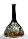 Amphora-Werke. Riessner, Enghalsvase mit Blumendekor, Um 1900, Edelsteinporzellan, farbige Unterglasurbemalung, Reliefgoldauftrag