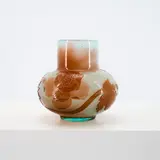 Émile Gallé, Vase 'Anémones', Leicht blau gefärbtes Glas, orangefarbener Überfang, Ätzdekor, feuerpoliert.