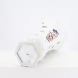 Meissen, Hexagonale Prunkvase mit Obstdekor, Porzellan, polychrom und gold staffiert.
