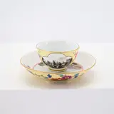 Meissen, Gelbfond Koppchen und Untertasse mit Kauffahrteiszenen, Porzellan, Gelbfond, polychrom und gold staffiert, Schwarzlotmalerei.
